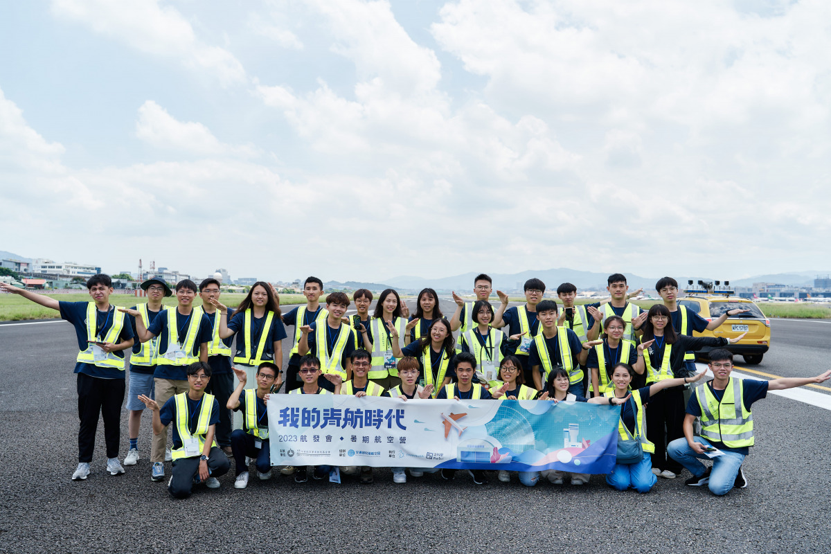 04_航空營學員參訪松山機場航務組，於跑道合照.jpg