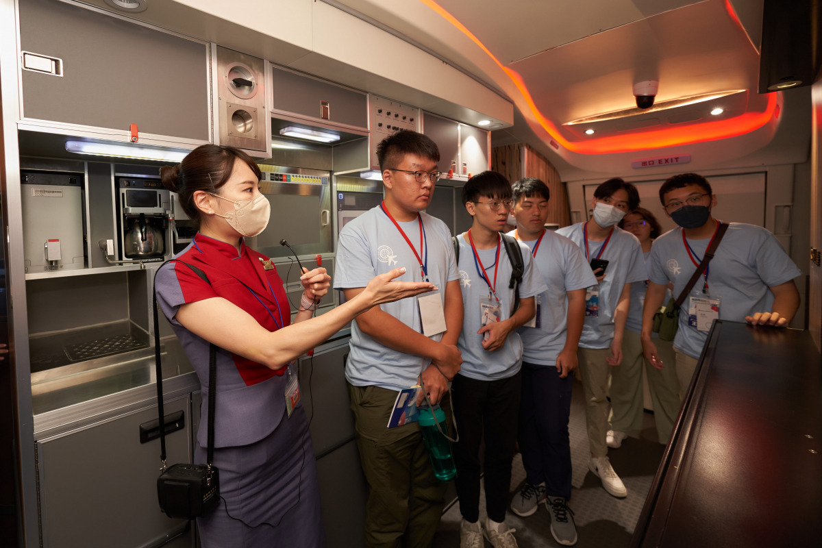 01_航空營學員參訪華航空服訓練中心參觀模擬機艙.jpg