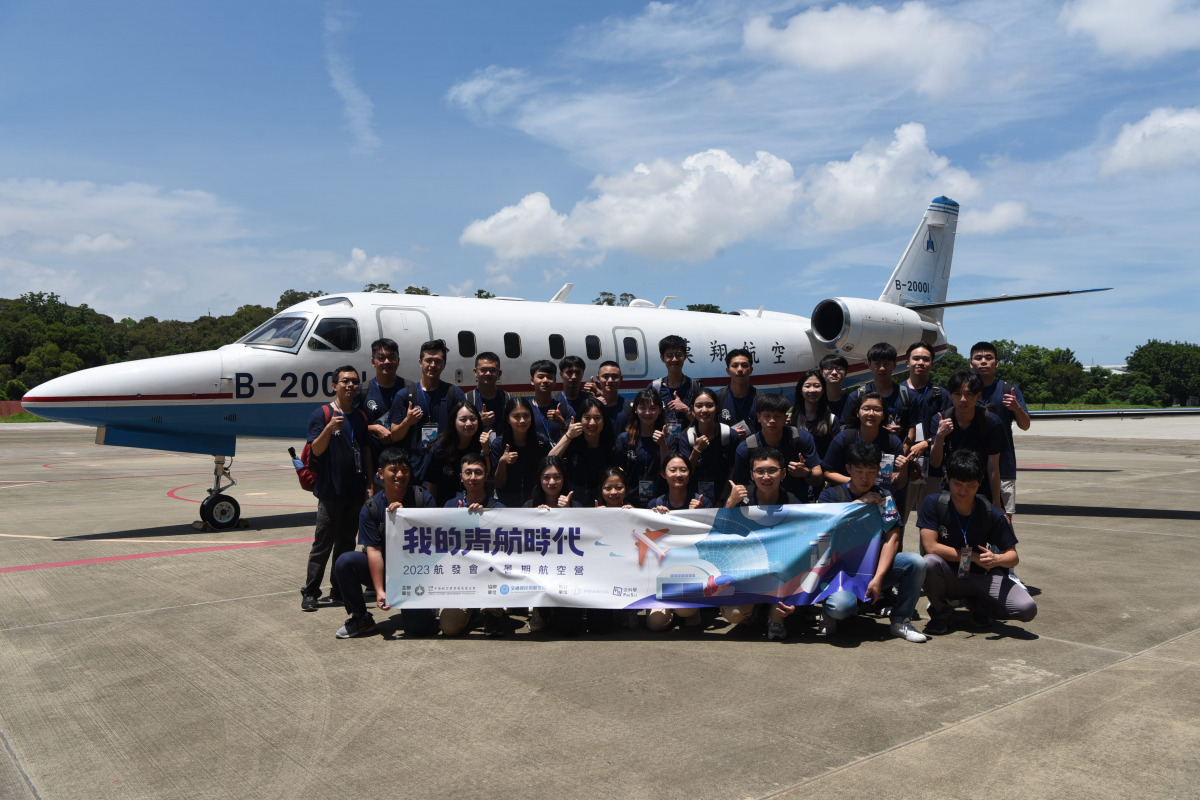 03_航空營學員們與漢翔醫療專機合照.jpg